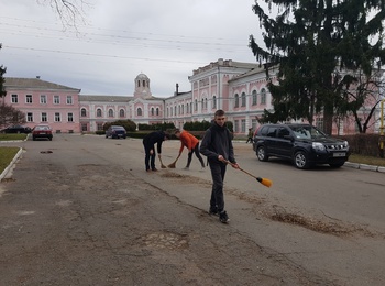 Прибирання території кафедри рослинництва