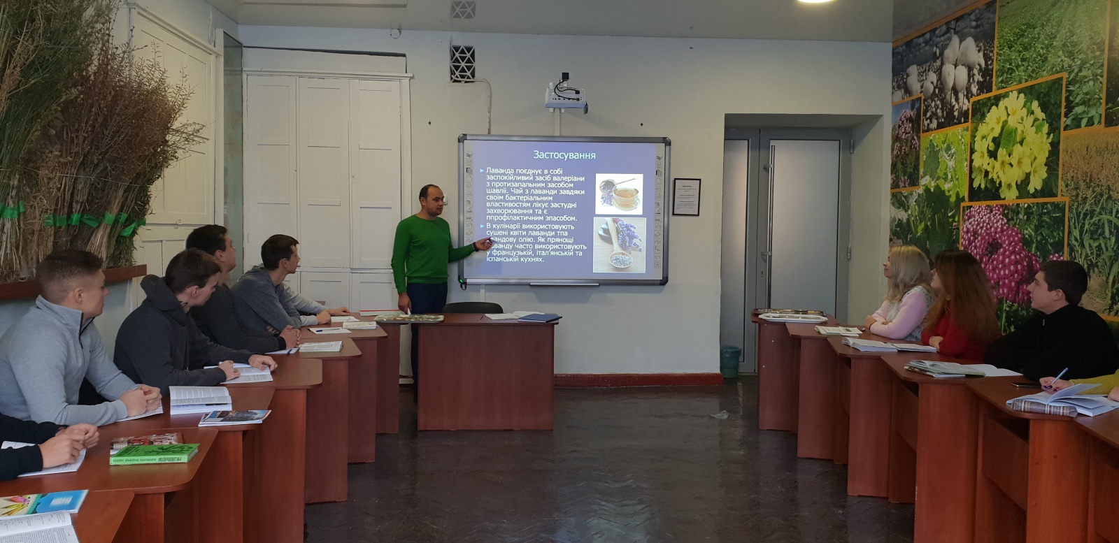 Віталій Кравченко, доцент кафедри рослинництва проводить практичне заняття з "Технічних культур"