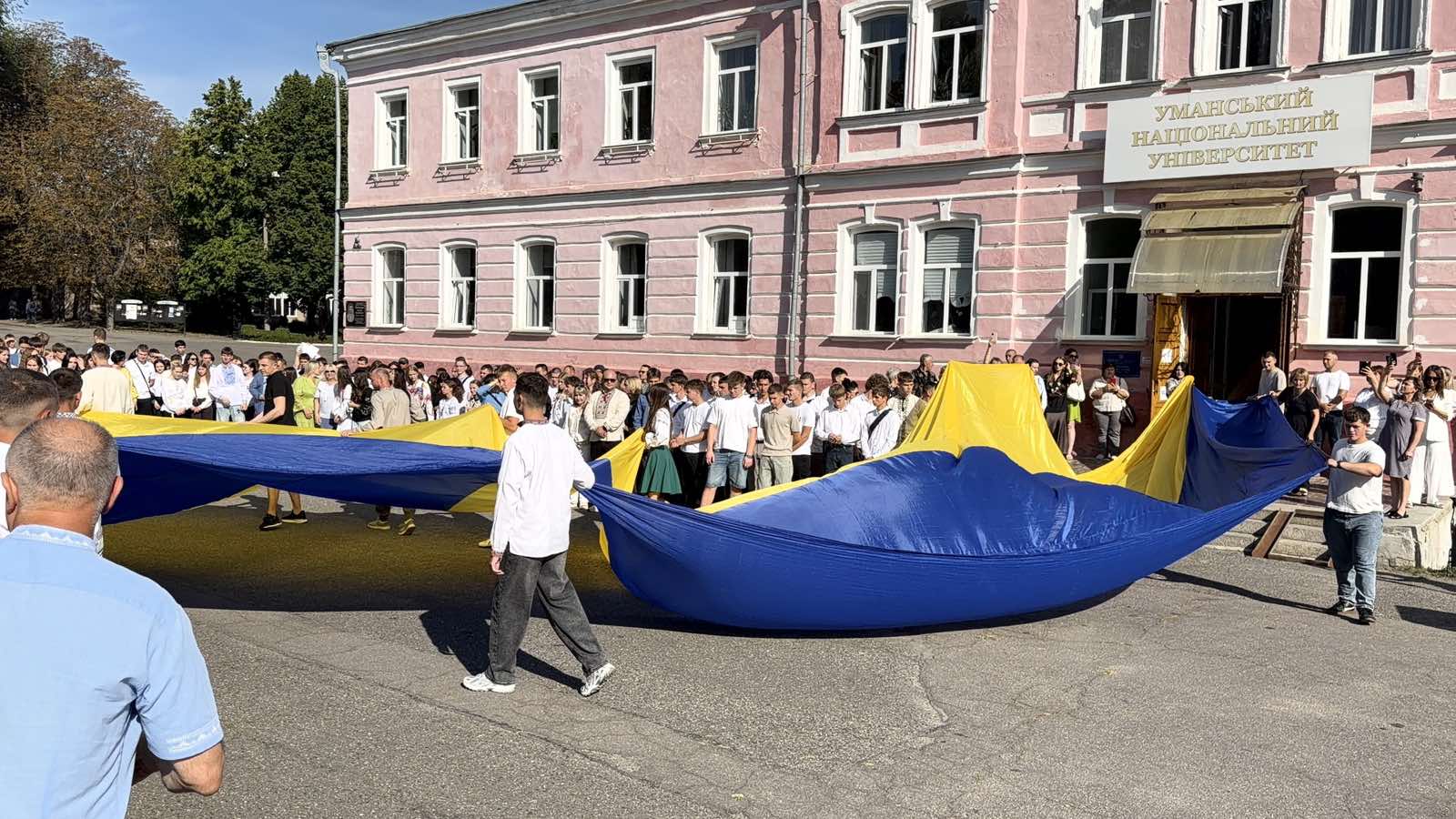 Перший дзвоник під синьо-жовтим стягом